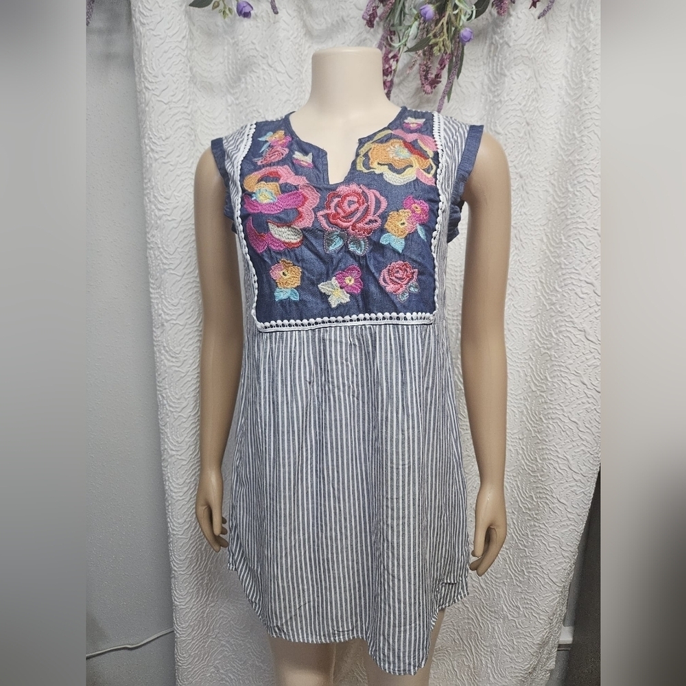 ANDREE BY UNIT Blue Floral Embroidered Top
